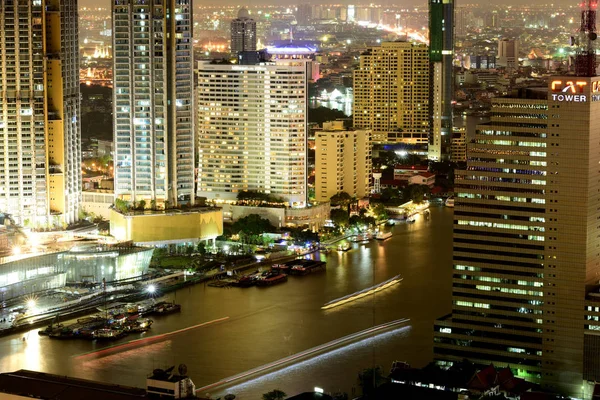 Bangkok ve Chao Phraya Nehri gece boyunca ziyarete kulenin üstündeki ziyaretçi kadar. Güzel manzaranın tadını ve 24 Ağustos 2018 üzerinde ışık.