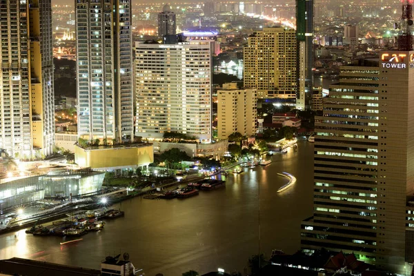 Bangkok ve Chao Phraya Nehri gece boyunca ziyarete kulenin üstündeki ziyaretçi kadar. Güzel manzaranın tadını ve 24 Ağustos 2018 üzerinde ışık.