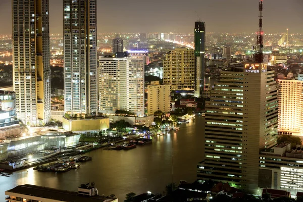 Bangkok ve Chao Phraya Nehri gece boyunca ziyarete kulenin üstündeki ziyaretçi kadar. Güzel manzaranın tadını ve 24 Ağustos 2018 üzerinde ışık.