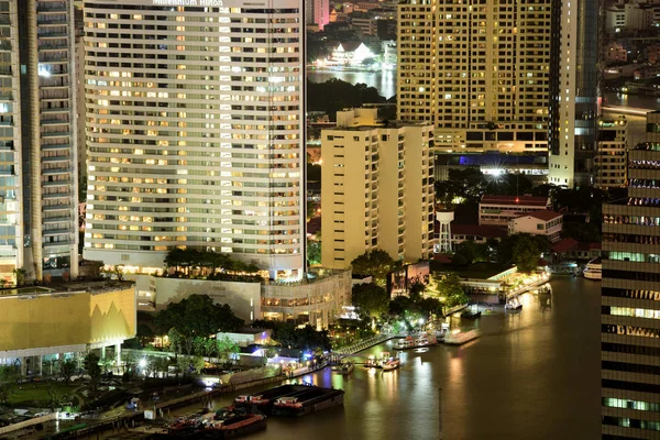 Bangkok ve Chao Phraya Nehri gece boyunca ziyarete kulenin üstündeki ziyaretçi kadar. Güzel manzaranın tadını ve 24 Ağustos 2018 üzerinde ışık.