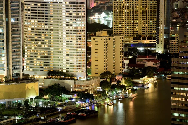 Bangkok ve Chao Phraya Nehri gece boyunca ziyarete kulenin üstündeki ziyaretçi kadar. Güzel manzaranın tadını ve 24 Ağustos 2018 üzerinde ışık.