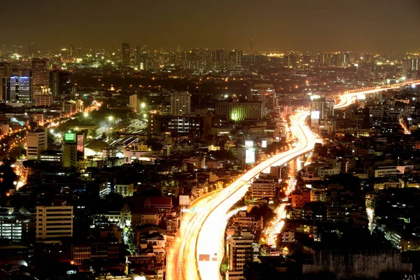 Bangkok ve Chao Phraya Nehri gece boyunca ziyarete kulenin üstündeki ziyaretçi kadar. Güzel manzaranın tadını ve 24 Ağustos 2018 üzerinde ışık.
