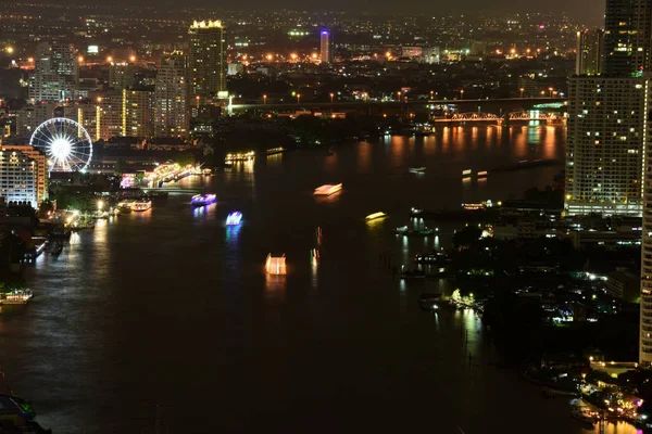 Odwiedzający Górnej Części Wieży Odwiedzenia Bangkoku Oraz Rzekę Menam Nocy — Zdjęcie stockowe
