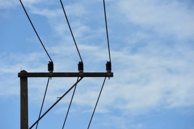 Yüksek gerilim iletim line.high gerilim kutup güç iletim sistemi ile gökyüzü arka plan görüntüsü. Yüksek gerilim kule mavi gökyüzüne 