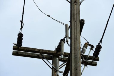 Yüksek gerilim iletim line.high gerilim kutup güç iletim sistemi ile gökyüzü arka plan görüntüsü. Yüksek gerilim kule mavi gökyüzüne 