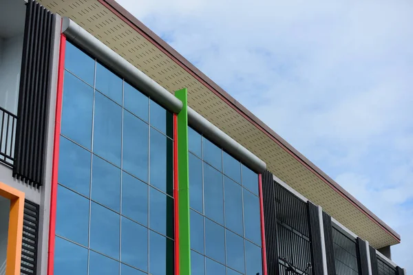 Şehir merkezinde modern cam bina.