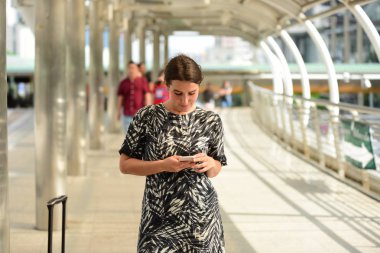 cep telefonu kullaranarak beyaz kadın