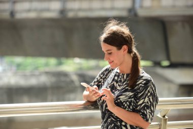 cep telefonu kullaranarak beyaz kadın