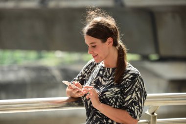 cep telefonu kullaranarak beyaz kadın