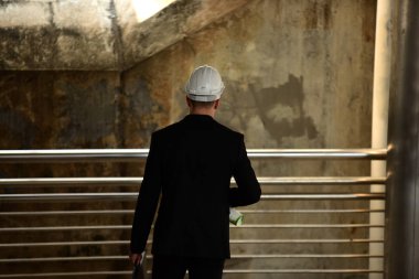 Kasklı beyaz bina mimarı.