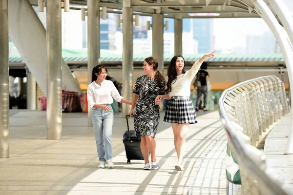 Happy Girls Walking Luggage Airport — Stock Photo, Image