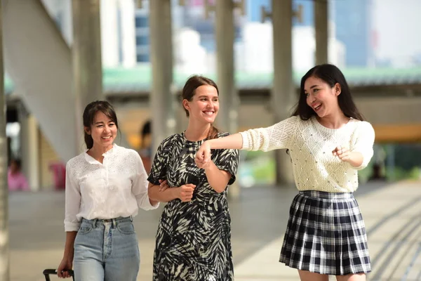 Glückliche Mädchen Laufen Mit Gepäck Flughafen — Stockfoto