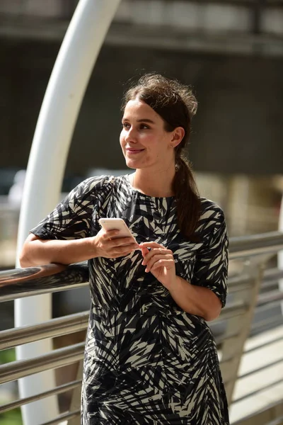 Mujer Caucásica Usando Teléfono Móvil — Foto de Stock