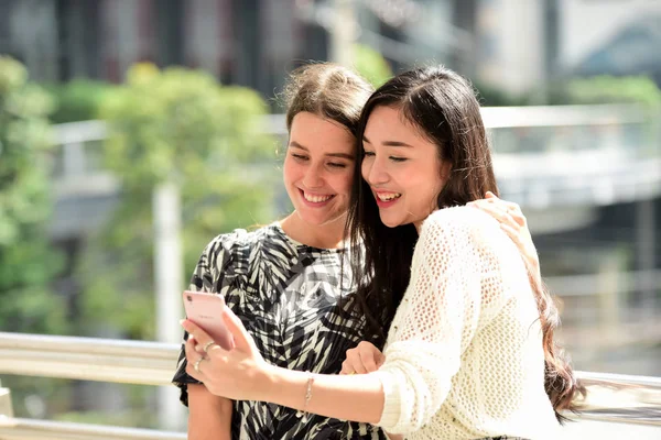 Dos Amigas Están Usando Teléfono Móvil — Foto de Stock