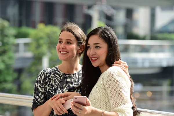 Dos Amigas Están Usando Teléfono Móvil —  Fotos de Stock