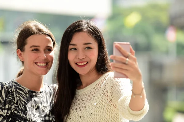 Két Barátnő Szelfit Csinál Mobilján — Stock Fotó