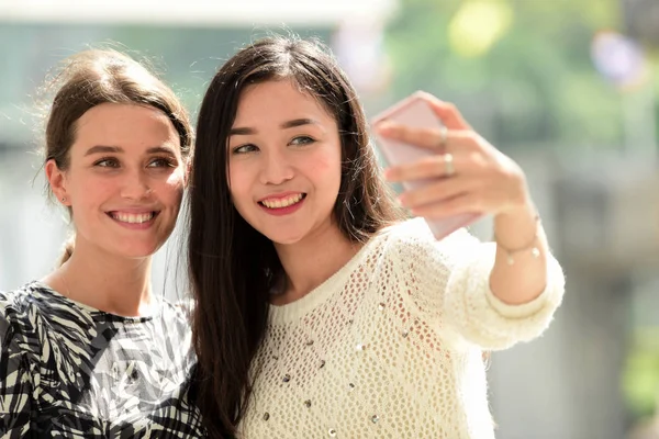 Dos Amigas Haciendo Selfie Teléfono Móvil — Foto de Stock