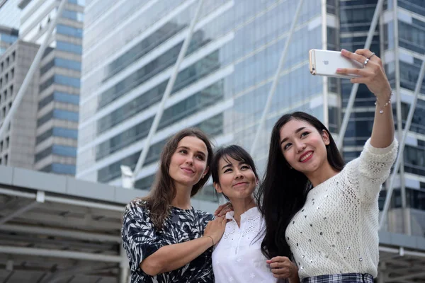 Chica Amigos Está Haciendo Selfie Teléfono Móvil — Foto de Stock