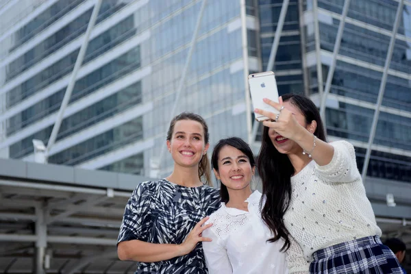 Chica Amigos Está Haciendo Selfie Teléfono Móvil — Foto de Stock