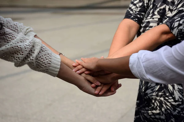 Φίλες Κρατιούνται Χέρι Χέρι — Φωτογραφία Αρχείου