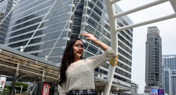 Hermosa Mujer Asiática Ciudad Centro —  Fotos de Stock