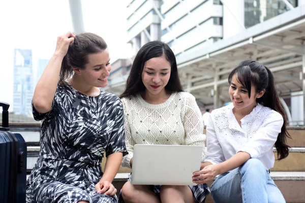 Chicas Amigas Sentadas Usando Laptop Centro Ciudad — Foto de Stock