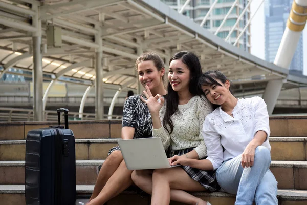 Girl Friends Sitting Using Laptop City Downtown — Stock Photo, Image