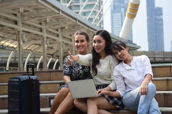 Girl Friends Sitting Using Laptop City Downtown — Stock Photo, Image