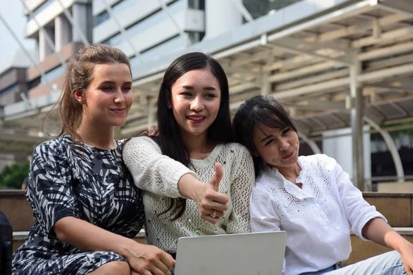 Chicas Amigas Sentadas Usando Laptop Centro Ciudad — Foto de Stock