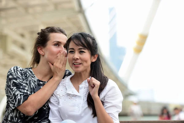 Las Amigas Hablan Día Soleado — Foto de Stock