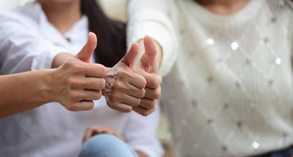 Chica Amigos Está Mostrando Pulgares Hacia Arriba Gesto —  Fotos de Stock