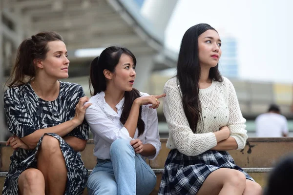 Las Amigas Están Sentadas Juntas Las Escaleras — Foto de Stock