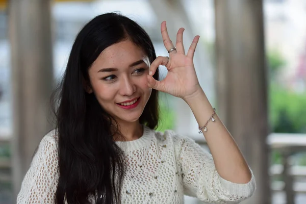 Junge Asiatische Frau Ist Zeigen Zeichen — Stockfoto
