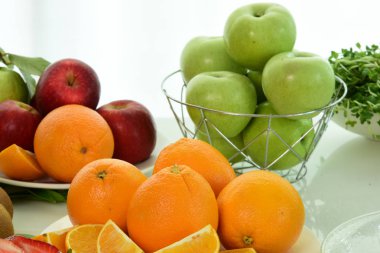 Çeşitli organik sebze ve meyve ile kompozisyon. Dengeli diet.colored meyve masanın üzerinde. Beyaz izole farklı taze meyve kümesi. Beyaz izole farklı taze meyve kümesi