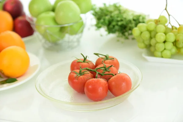 Frutas Frescas Fundo Branco Tomates Vermelhos Frescos Com Gotas Água — Fotografia de Stock