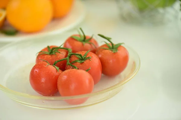 白色背景的新鲜水果 西红柿皮上有水滴的新鲜红色西红柿 混合水果 新鲜水果收起来了 健康饮食 节食理念 与各种生有机蔬菜组成 排毒饮食 — 图库照片