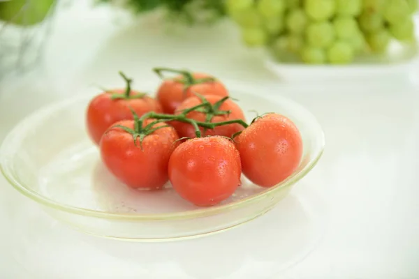 Tomates Vermelhos Frescos Com Gotas Água Pele Tomate Composição Com — Fotografia de Stock