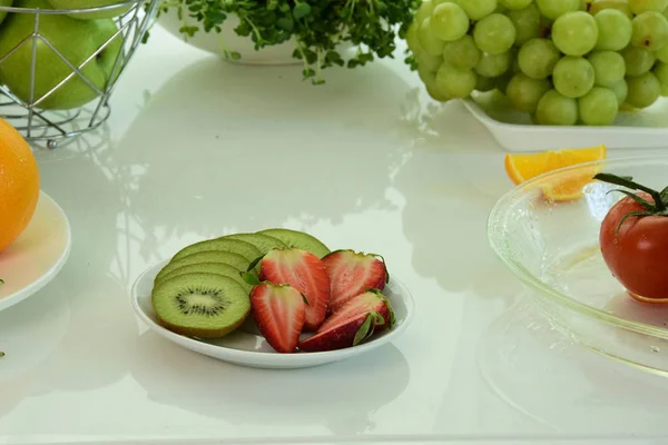 Owoce Owoce Świeże Zdrowe Tło Żywności Białe Pojedyncze Sałatka Różne — Zdjęcie stockowe