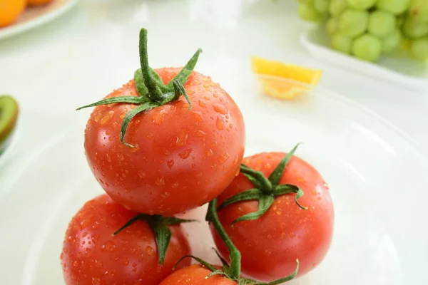 Tomates Vermelhos Frescos Com Gotas Água Pele Tomate Composição Com — Fotografia de Stock