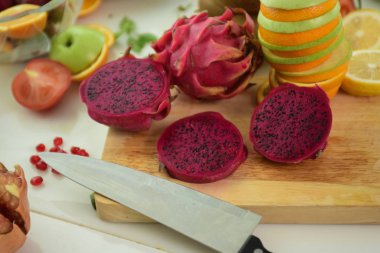 beyaz zemin üzerine taze meyve. Kırmızı domates domates cilt üzerinde su damlacıkları ile. Meyve karıştırın. Taze meyve kapatın. Yeme, concept.Composition ile çeşitli ham organik sebze diyet sağlıklı. Detoks Diyetler.