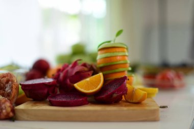 Taze meyve arka plan. Sağlıklı yeme, kavram, diyet yemek temiz. Natürmort, taze sebze ve meyve hasır basket.fresh meyve beyaz arka plan üzerinde çeşitli ham organik vegetables.Composition ile fruit.Composition. Karışık meyve.