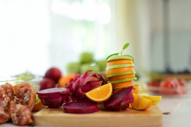 beyaz zemin üzerine taze meyve. Kırmızı domates domates cilt üzerinde su damlacıkları ile. Meyve karıştırın. Taze meyve kapatın. Yeme, concept.Composition ile çeşitli ham organik sebze diyet sağlıklı. Detoks Diyetler.