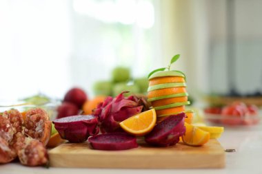 Taze meyve arka plan. Sağlıklı yeme, kavram, diyet yemek temiz. Natürmort, taze sebze ve meyve hasır basket.fresh meyve beyaz arka plan üzerinde çeşitli ham organik vegetables.Composition ile fruit.Composition. Karışık meyve.