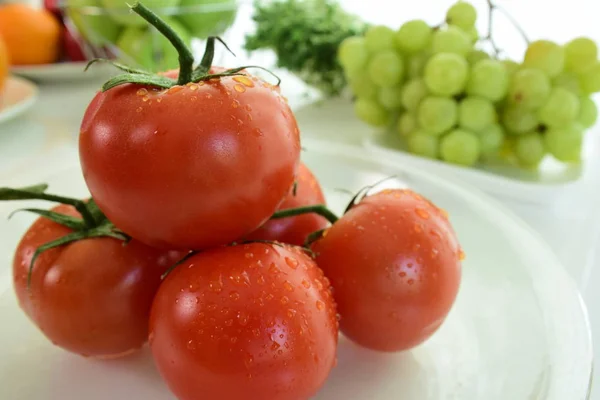 西红柿皮上有滴水的鲜红色西红柿 与各种生有机蔬菜组成 排毒饮食 多种有机蔬菜和水果组成 均衡饮食 — 图库照片
