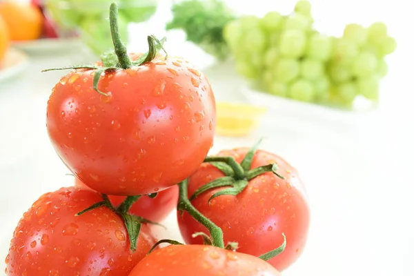 유기농 야채와 토마토 Skin Composition에 방울과 신선한 토마토 유기농 야채와 — 스톡 사진
