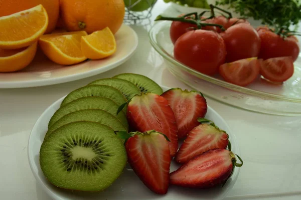 Frutas Frescas Sobre Fondo Blanco Tomates Rojos Frescos Con Gotas — Foto de Stock
