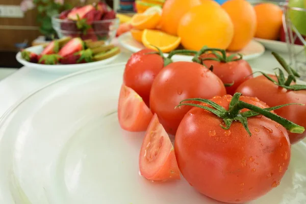 Verse Vruchten Witte Achtergrond Verse Rode Tomaten Met Druppels Water — Stockfoto