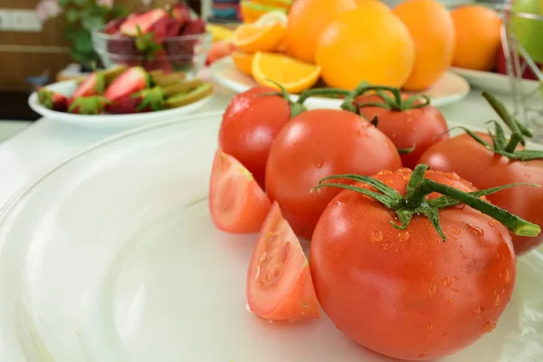 Frutas Frescas Fundo Branco Tomates Vermelhos Frescos Com Gotas Água — Fotografia de Stock