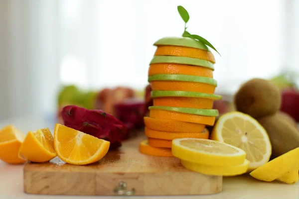 Frutas Frescas Sobre Fondo Blanco Tomates Rojos Frescos Con Gotas — Foto de Stock