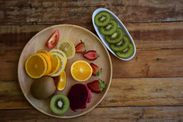 ミックス フルーツ 新鮮な果物をクローズ アップ 健康を食べること 有機野菜と果物の様々 Concept Composition をダイエットします バランスの取れた食事 — ストック写真